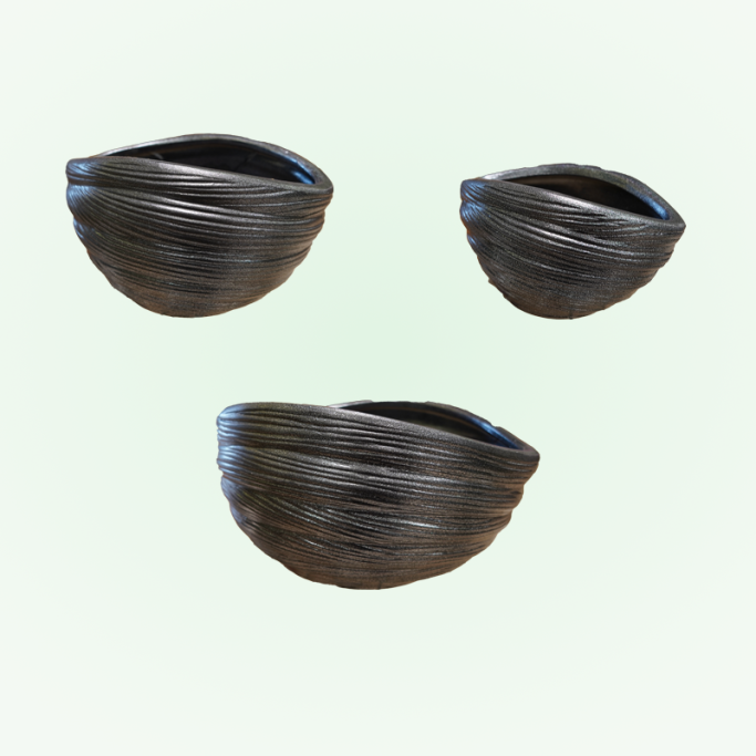 Trois bols en céramique noire aux formes arrondies et élégantes.